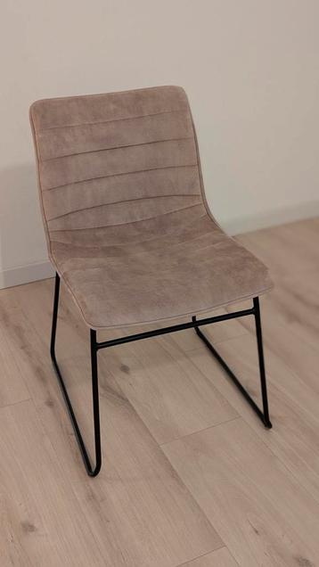 4 stijlvolle stoelen met metalen frame beschikbaar voor biedingen