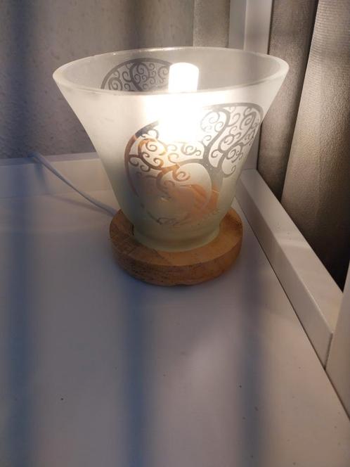 Sfeervol lampje met glazen kap en houten voet, Huis en Inrichting, Lampen | Tafellampen, Zo goed als nieuw, Minder dan 50 cm, Glas