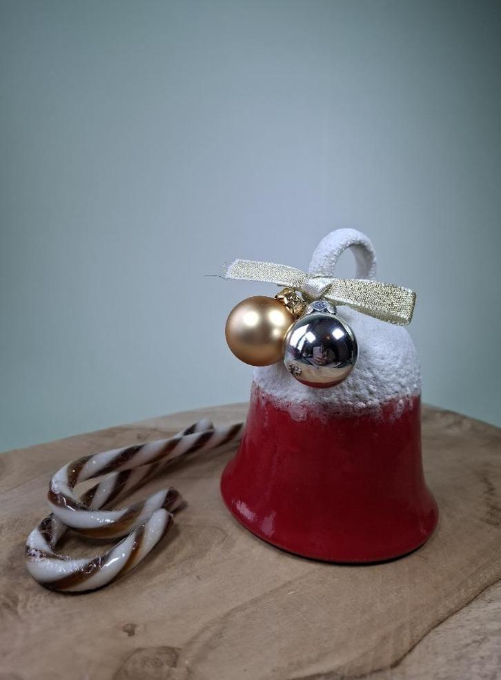 Handgemaakte keramiek kerstklok, rood met sneeuwglazuur, Huis en Inrichting, Woonaccessoires | Overige, Nieuw, Ophalen of Verzenden