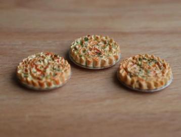 Quiches op een blikken bord. beschikbaar voor biedingen