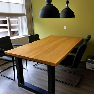 Eikenhouten eettafel met zwarte poten beschikbaar voor biedingen