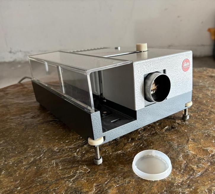 Leitz Wetzlar Diaprojector + Scherm - Goede Staat, Audio, Tv en Foto, Diaprojectors, Gebruikt, Met scherm, Ophalen of Verzenden