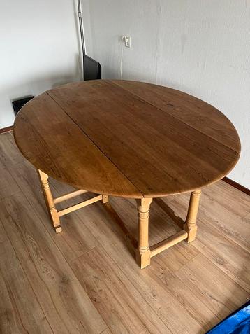 Engelse ovale tafel beschikbaar voor biedingen