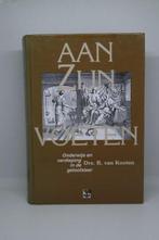 Aan Zijn voeten - R. van Kooten, Boeken, Ophalen of Verzenden, Gelezen