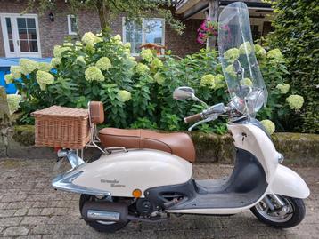 Leuke retro scooter met kenteken.  beschikbaar voor biedingen