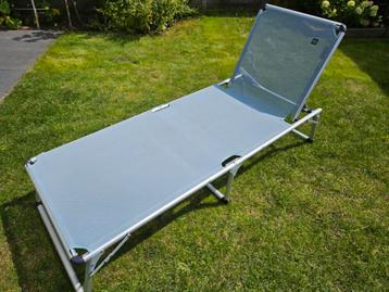 Blauw strand ligbedje beschikbaar voor biedingen