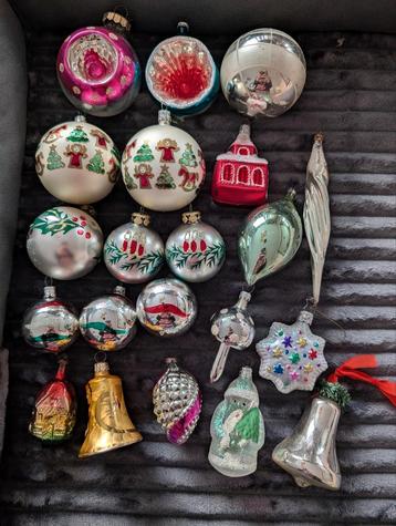 Vintage gekleurde kerstballen beschikbaar voor biedingen