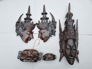 Masker, 2 bellen, 2 wandbeelden. Snijwerk Bali No Keris Kris