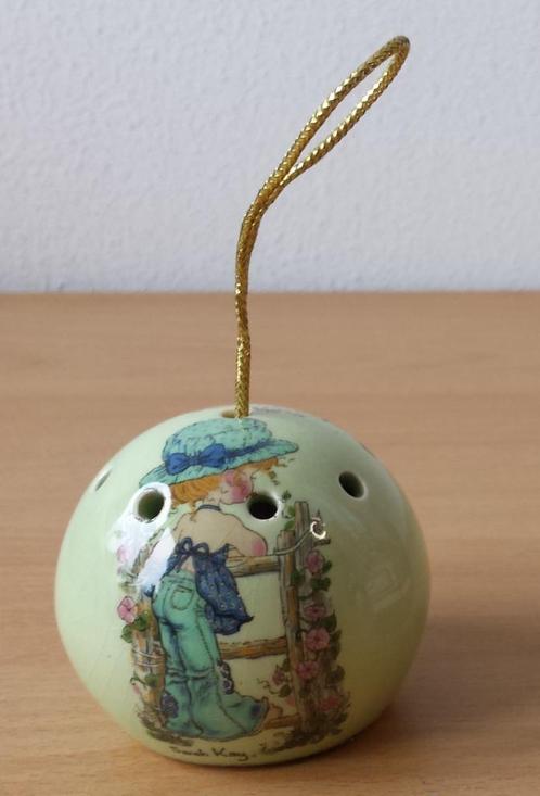Sarah Kay - Kleine Geurbol - YeOlde Engeland, Antiek en Kunst, Curiosa en Brocante, Ophalen of Verzenden