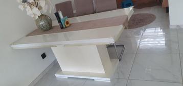 Eettafel beschikbaar voor biedingen