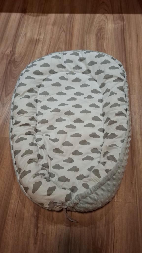Babynest grijs met wolken, Kinderen en Baby's, Kinderspulletjes, Zo goed als nieuw, Ophalen