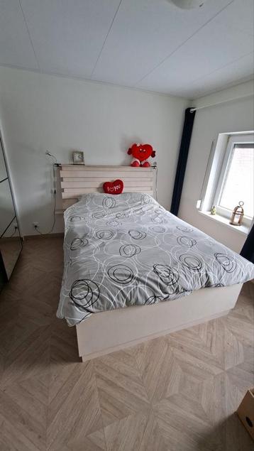 White wash twee persoons bed,  latten bodem  en matras beschikbaar voor biedingen