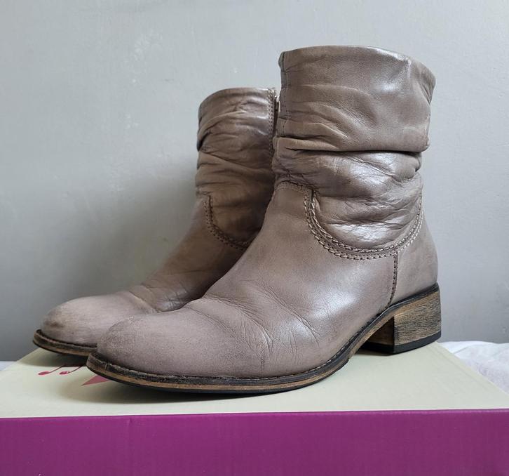 Cellini plooi enkellaars taupe leer mt. 38, Kleding | Dames, Schoenen, Zo goed als nieuw, Lage of Enkellaarzen, Bruin, Ophalen of Verzenden