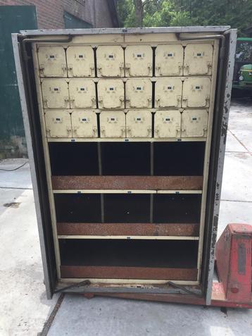 Vintage ladenkast 18 laden staal ijzer 146h 94br en 64cm die beschikbaar voor biedingen