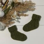 Hand gebreide wollen babysokjes 'Olive' (Kraamcadeau), Ophalen of Verzenden, Nieuw, Jongetje of Meisje, Sokjes