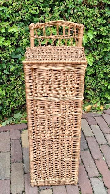 Oude Franse rieten mand voor stokbrood.  beschikbaar voor biedingen