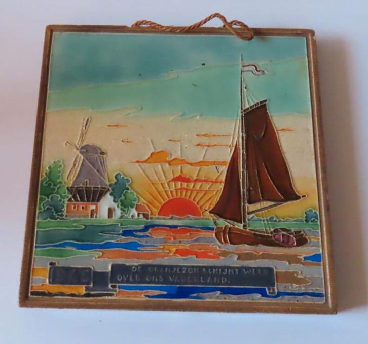Uit inboedel:Cloisonné tegel Westraven 1945  Bevrijding,incl, Antiek en Kunst, Antiek | Wandborden en Tegels, Verzenden