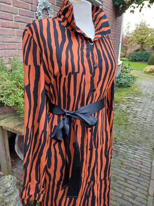 Juffrouw Jansen Jurk Dierenprint L 42 44, Kleding | Dames, Jurken, Zo goed als nieuw, Maat 38/40 (M), Oranje, Onder de knie, Ophalen of Verzenden