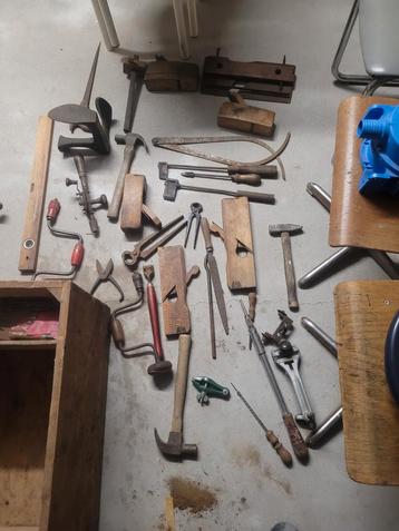 oud geredschap in kist beschikbaar voor biedingen