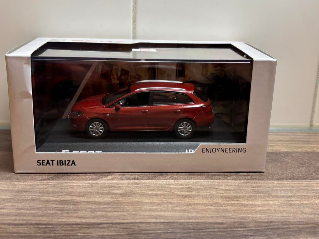 Seat Ibiza ST Facelift 2013 Rood Metallic Fischer 1:43, Ophalen of Verzenden, Nieuw, Auto, Overige merken