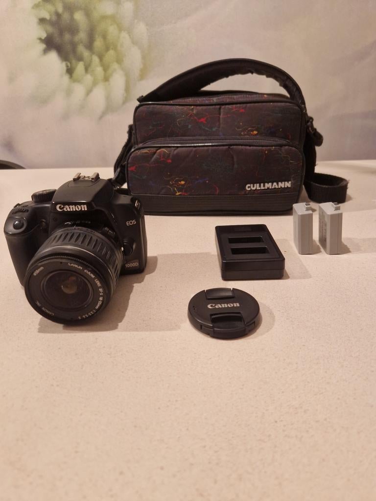 Canon EOS 1000D met 18-55 lens, 2 accu's en tas, Audio, Tv en Foto, Fotocamera's Digitaal, Ophalen of Verzenden, Zo goed als nieuw