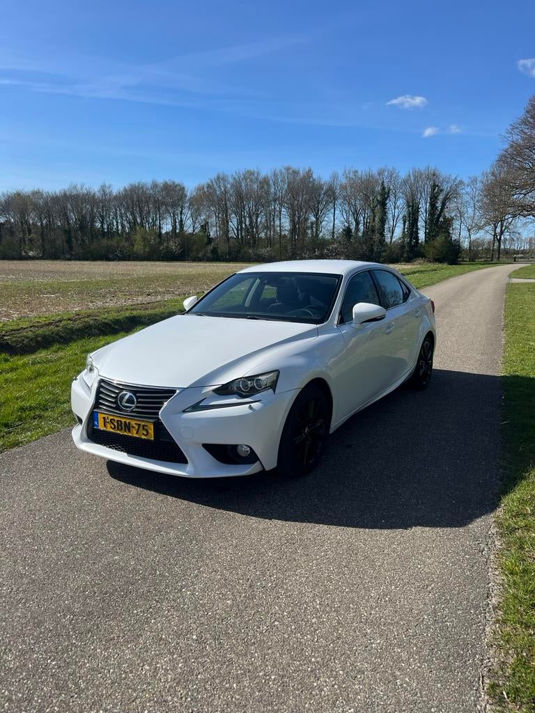 Lexus IS 300H Hybrid 2013 | Goed onderhouden | stoel/stuurve, Auto's, Lexus, Automaat, Achterwielaandrijving, 181 pk, Leder en Stof