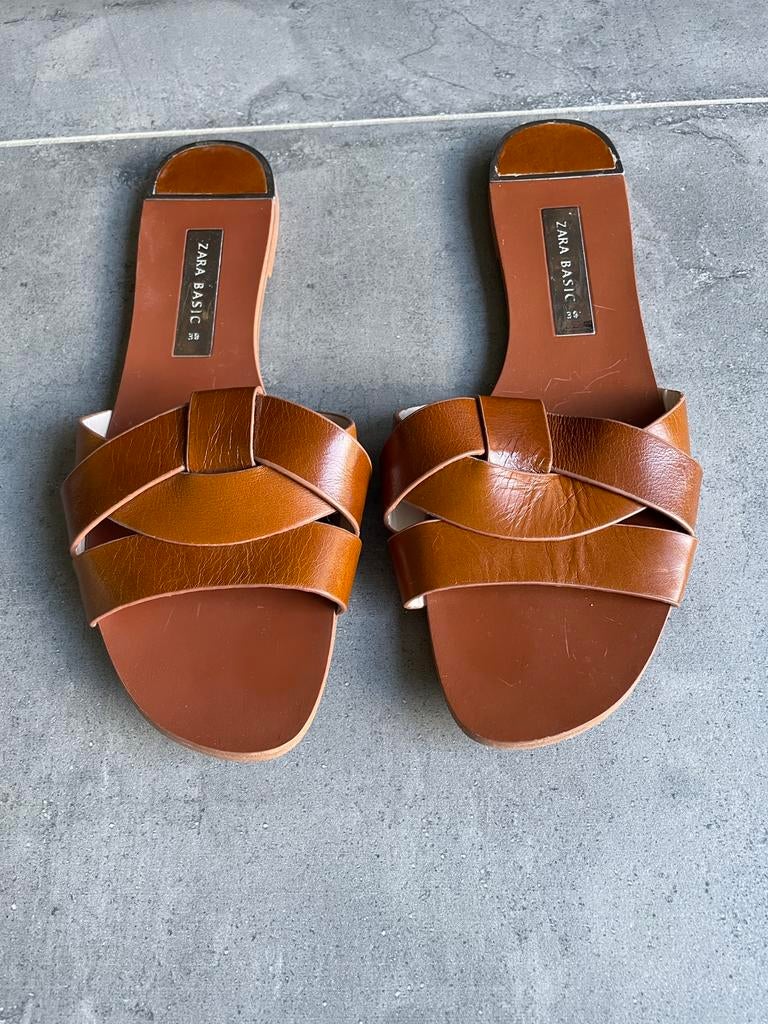 Platte bruine leren slippers/ sandalen van Zara maat 39, Bruin, Zo goed als nieuw, Sandalen of Muiltjes, Ophalen of Verzenden