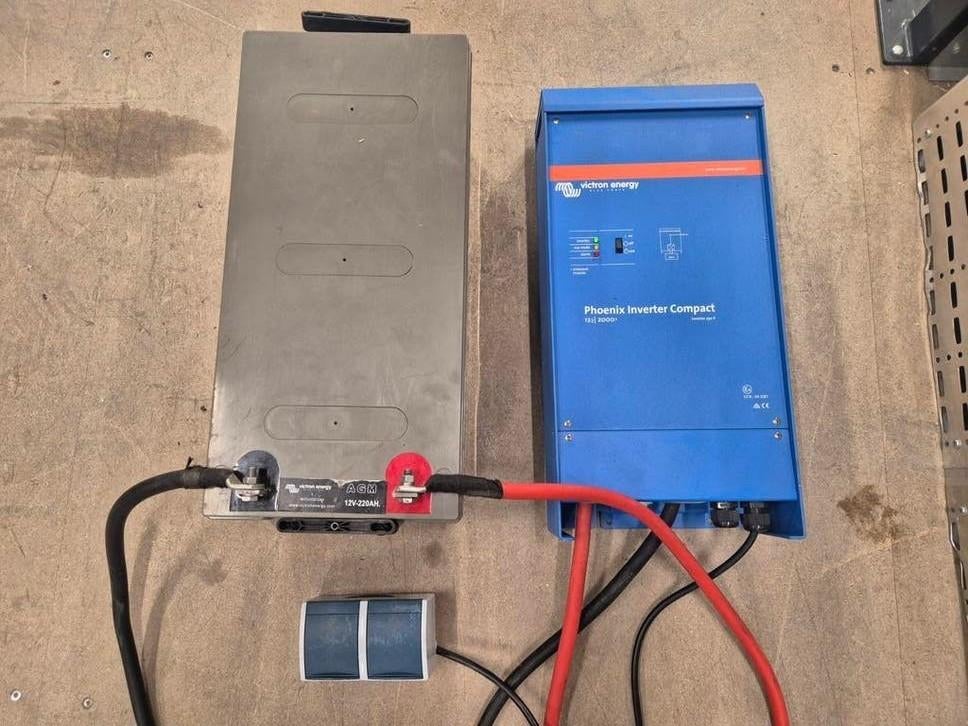 Victron 12 2000 omvormer plus 220 ah agm accu, Ophalen