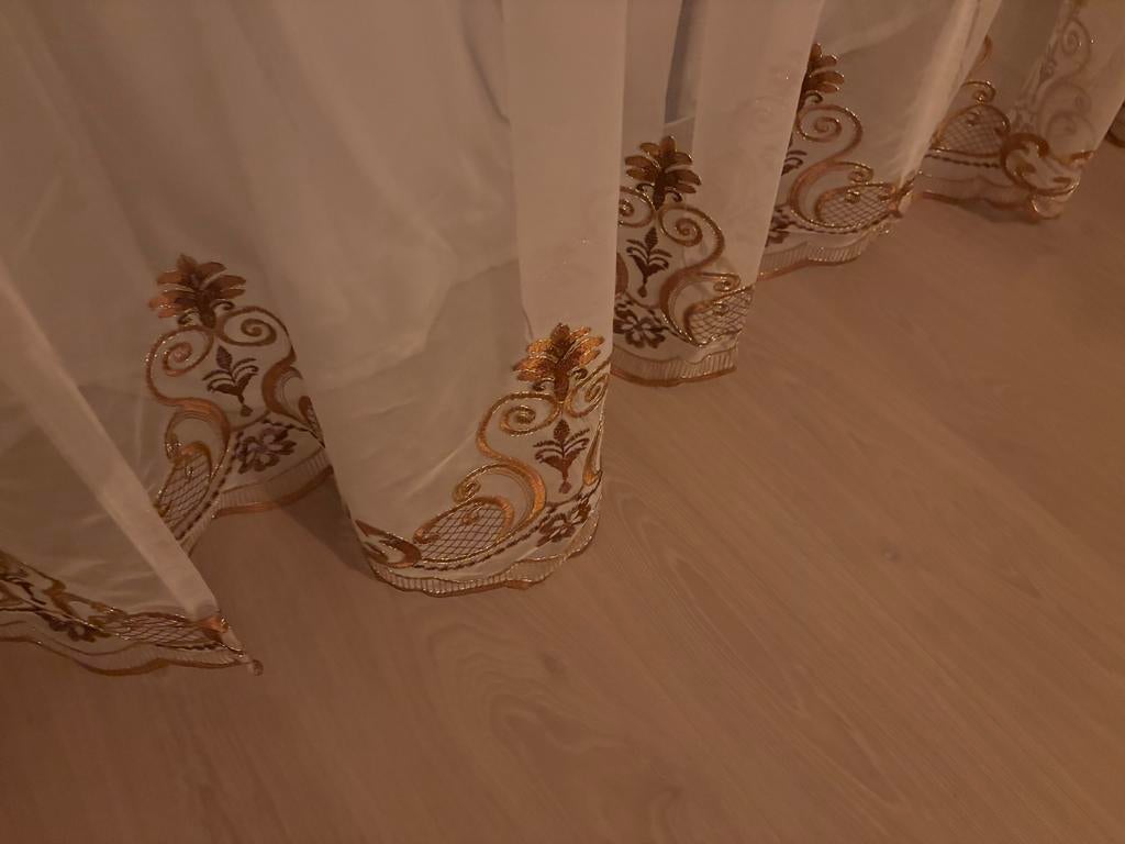 Elegante woonkamer gordijnen met goudkleurig borduursel, Huis en Inrichting, Stoffering | Gordijnen en Lamellen, Zo goed als nieuw