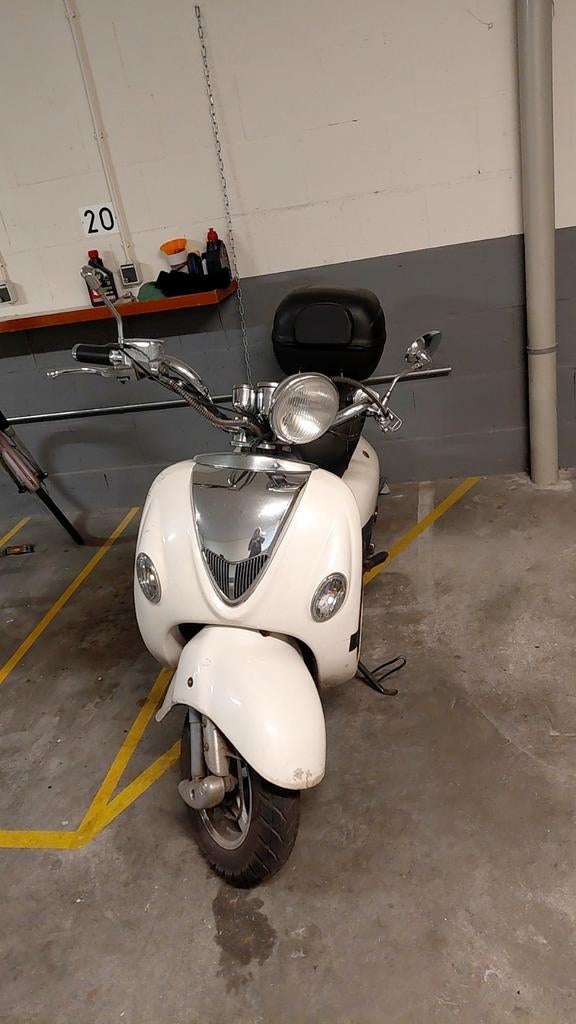 Witte scooter met topkoffer - Ideaal voor stadsritten, Ophalen of Verzenden, Gebruikt, Overige typen, Overige merken