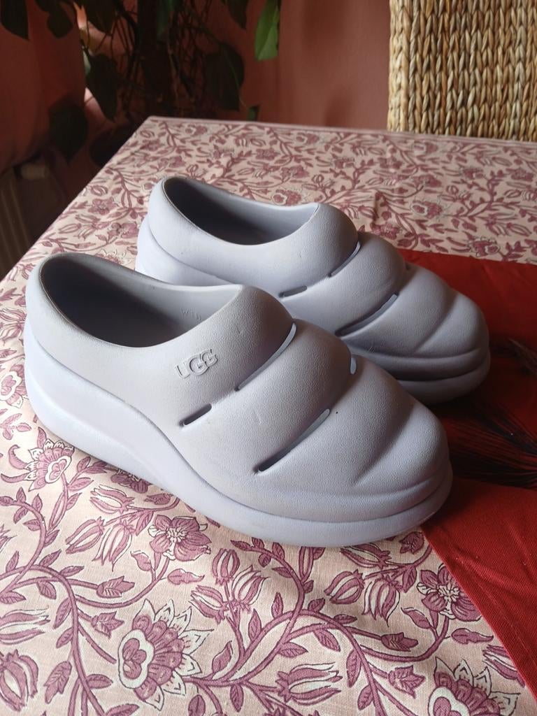 Uggs instappers maat 41 lila paars in goede staat, Overige kleuren, Instappers, Ophalen of Verzenden, Gedragen