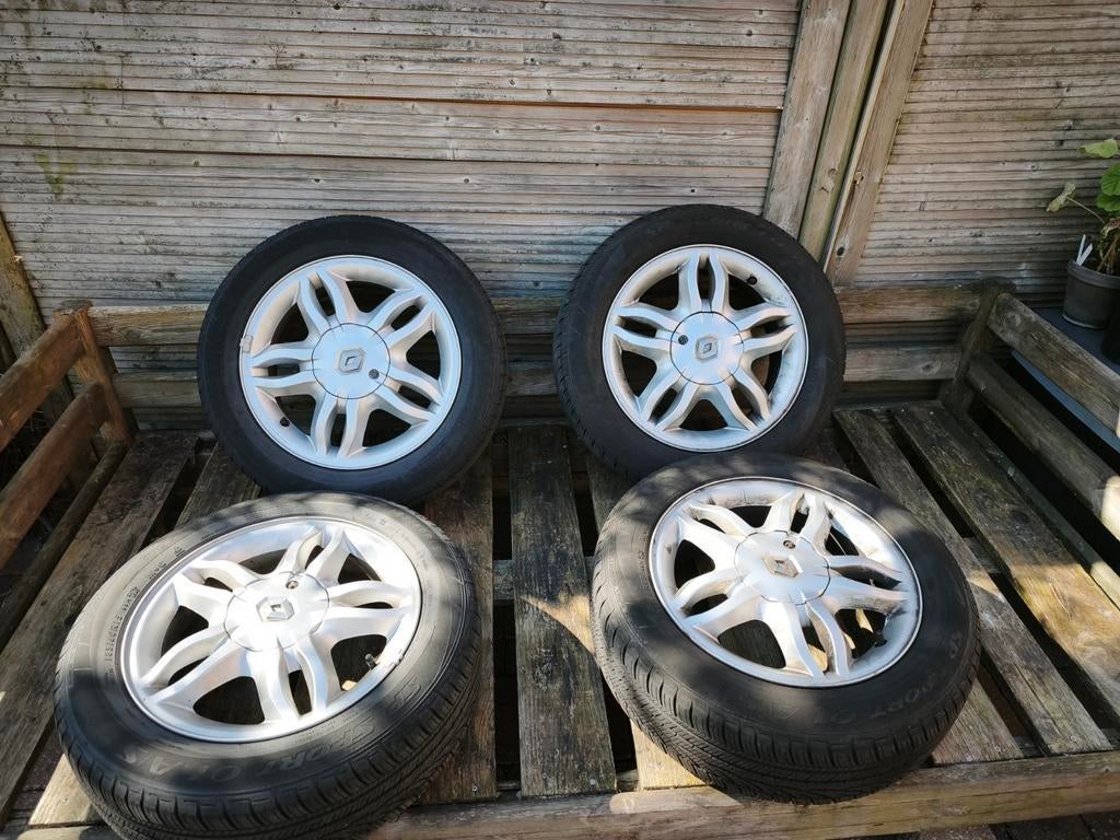 Clio 3 15 inch Sport velgen met Dunlop all seasons banden, Auto-onderdelen, Banden en Velgen, Gebruikt, 15 inch, Banden en Velgen