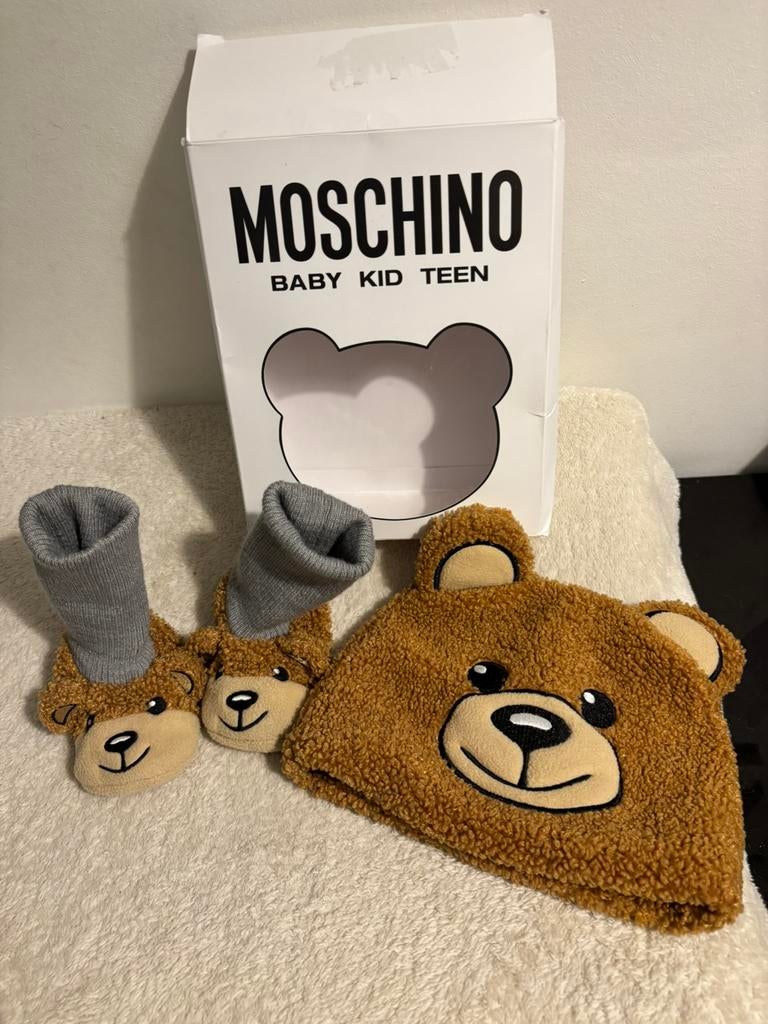 Moschino beren setje - mutsje en slofjes, Ophalen of Verzenden, Zo goed als nieuw