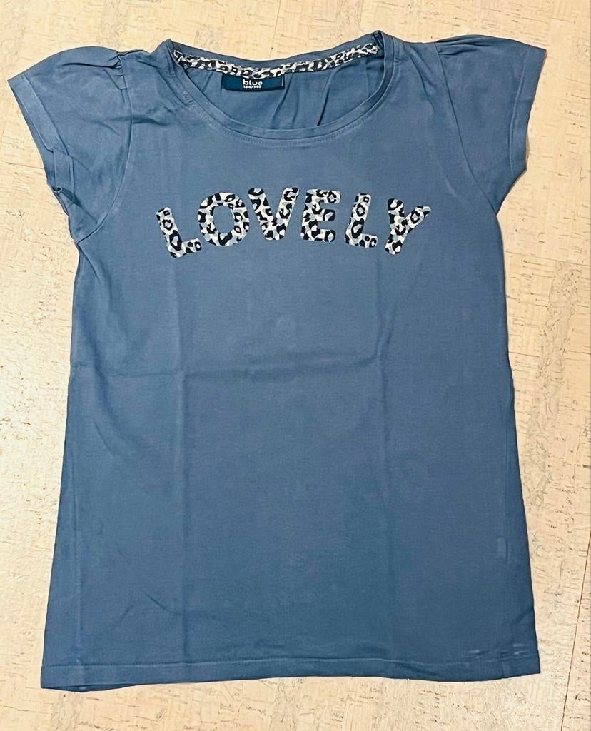 Blauw t-shirt Blue met luipaardprint letters, maat 134/140, Kinderen en Baby's, Kinderkleding | Maat 134, Ophalen of Verzenden