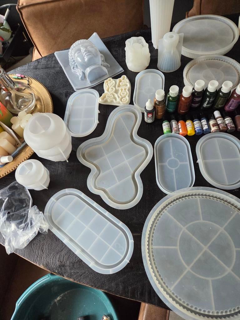 gegoten kaarshouders met letters en vormen in reliëf | DIY handleiding