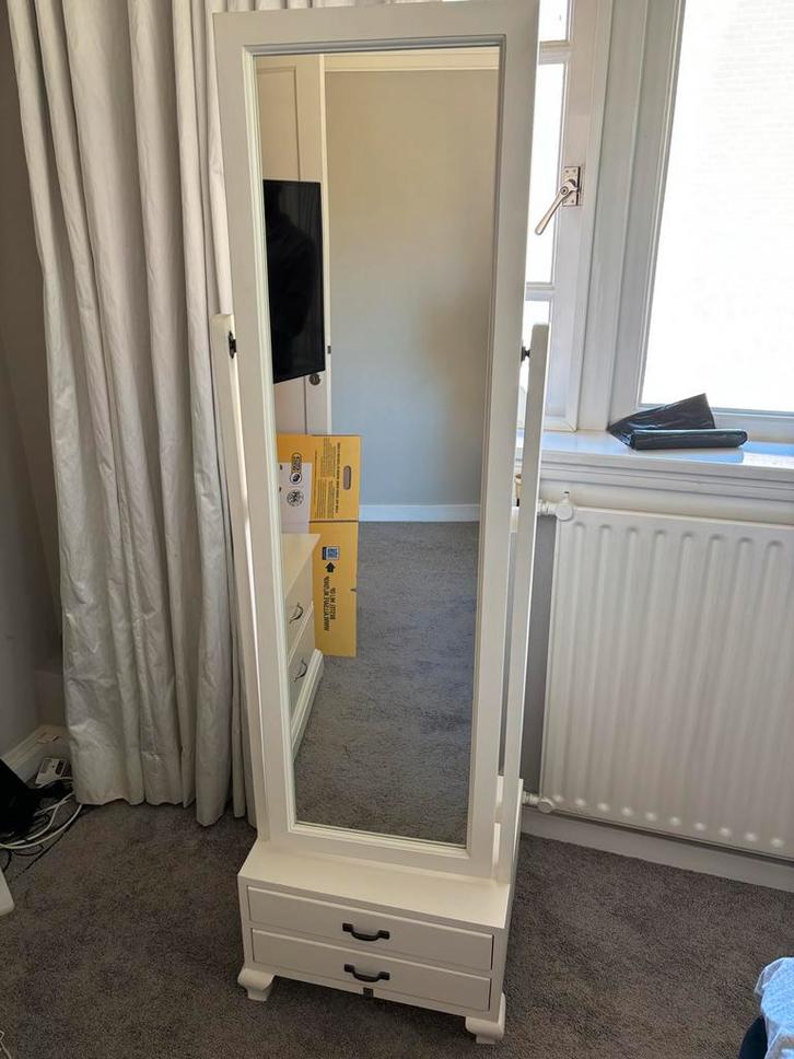 Riviera Maison witte passpiegel met lades en kledingrek, Huis en Inrichting, Woonaccessoires | Spiegels, Gebruikt, Minder dan 50 cm