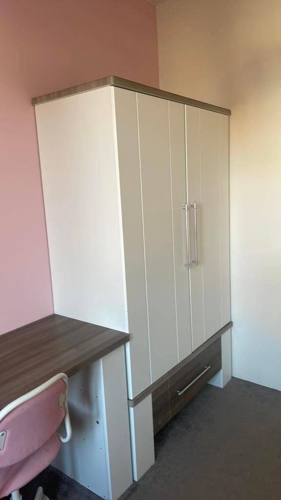 Kledingkast + bureau + bureaustoel, 100 tot 150 cm, Zo goed als nieuw, Modern, 150 tot 200 cm