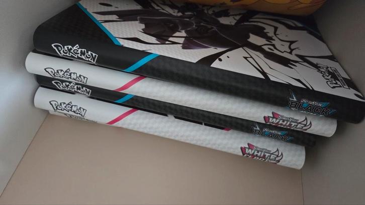 Black bolt en white flare pokemon binders, Huis en Inrichting, Stoffering | Behang, Ophalen of Verzenden