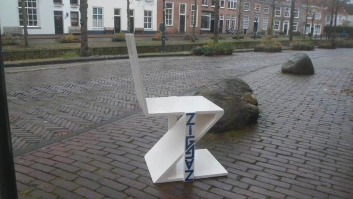 Zig zag stoel hout wit model Rietveld 85 cm. hoog zig-zag, Antiek en Kunst, Kunst | Designobjecten, Ophalen