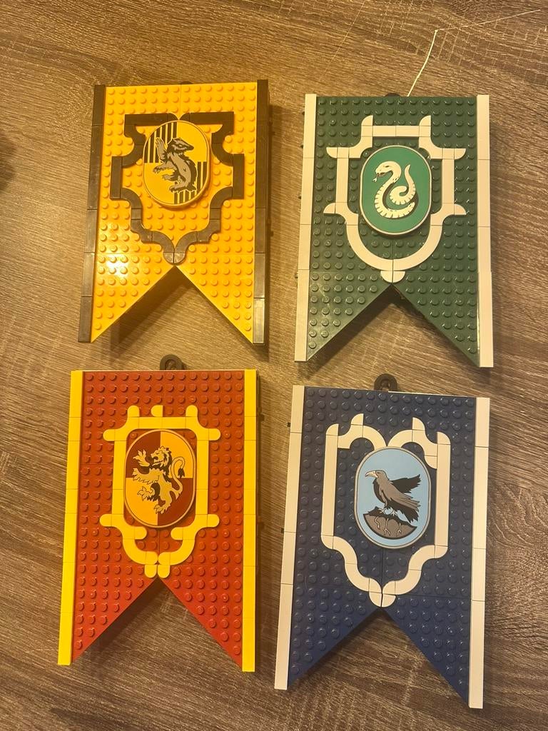 Harry potter lego vlaggen #76409 #76410 #76411 #76412, Ophalen of Verzenden, Zo goed als nieuw, Embleem, Speld of Insigne