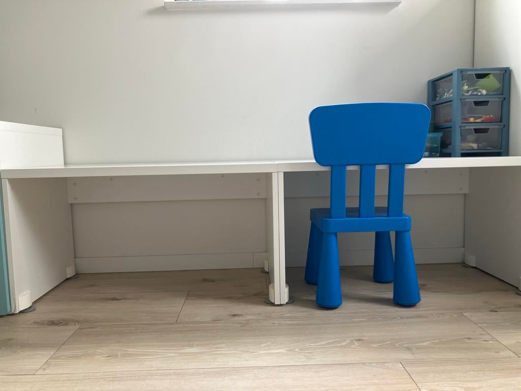 Twee witte IKEA kindertafels/bureau + stoel (setprijs), Ophalen of Verzenden, Gebruikt, Tafel(s)