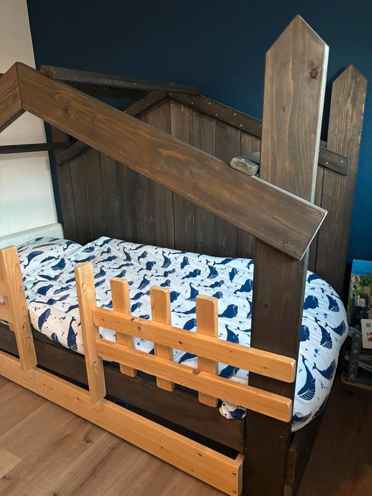 kinderbed huisje in zeer nette staat, compleet!, Kinderen en Baby's, Kinderkamer | Bedden, Zo goed als nieuw, 180 cm of meer, 70 tot 85 cm