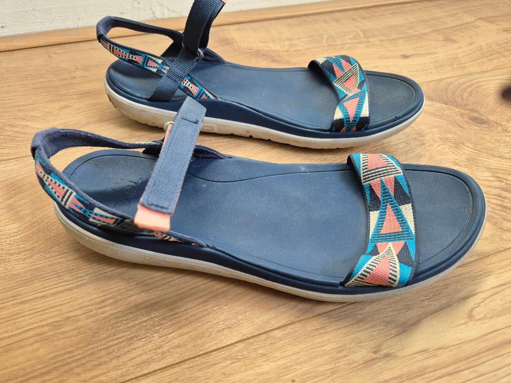 Sch90 - Fleurige Teva sandalen maat 40 (1), Kleding | Dames, Schoenen, Ophalen of Verzenden, Zo goed als nieuw, Blauw, Sandalen of Muiltjes