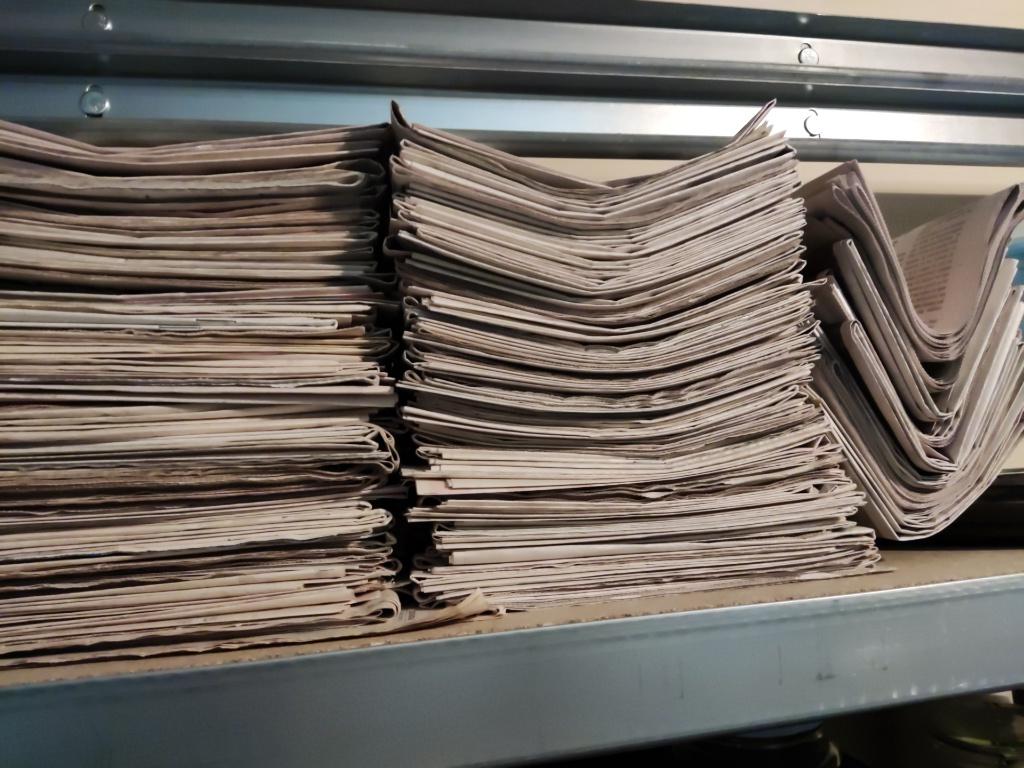 gratis stapel kranten, Ophalen, Gelezen, Krant