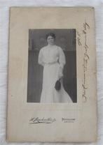 Antieke cabinet foto - 1908 - dame in witte jurk, Gebruikt, Foto, Ophalen of Verzenden, Voor 1940
