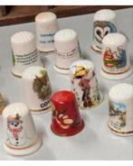 14x vingerhoedjes vinger hoedjes antiek in houten huisje, Reliëf, Ophalen of Verzenden, Zo goed als nieuw, H