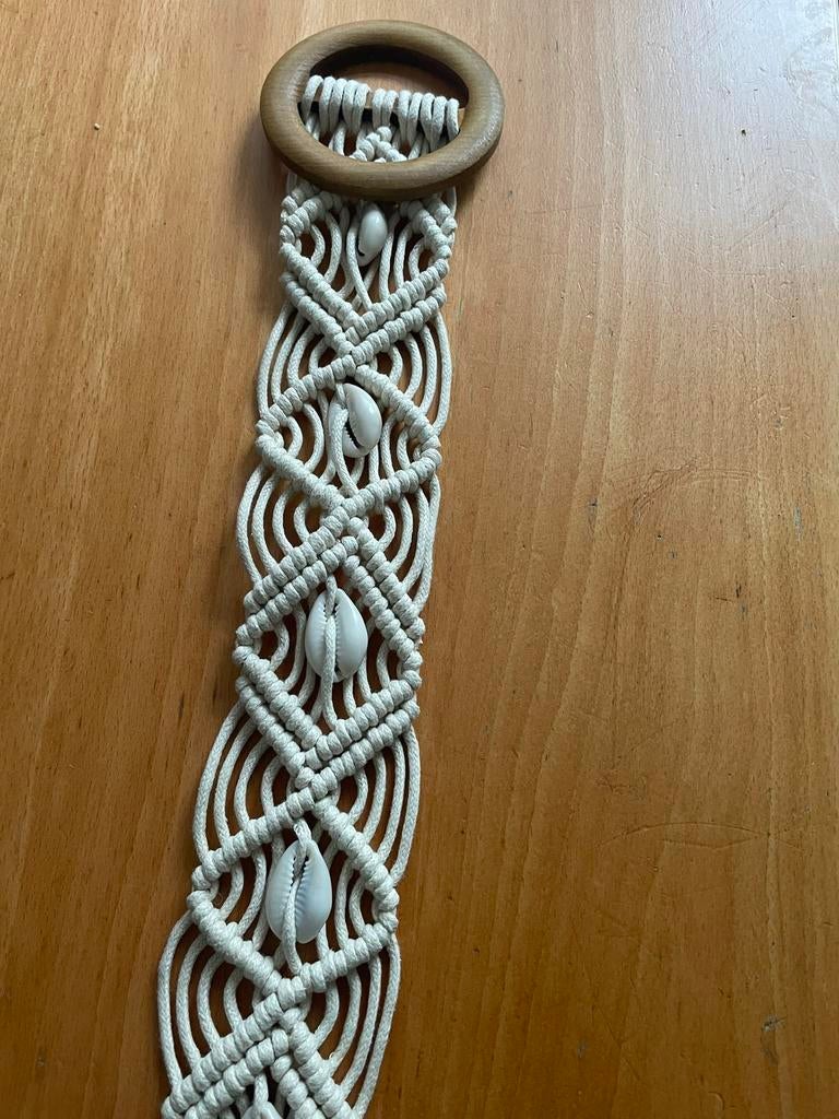 Als nieuw witte gevlochten  riem  schelpen BOHO/ ibiza style, Ophalen of Verzenden, Zo goed als nieuw, Wit, 80 tot 90 cm