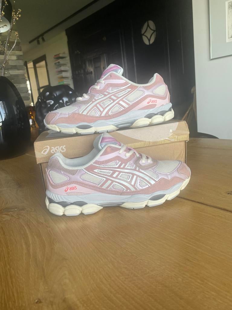 Asics gel nyc rose, Sport en Fitness, Loopsport en Atletiek, Ophalen of Verzenden, Zo goed als nieuw, Hardloopschoenen, Asics
