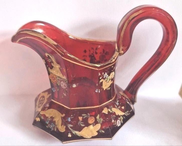 Antiekrobijnrood glazen kannetje met gouden decoratie, Ophalen of Verzenden