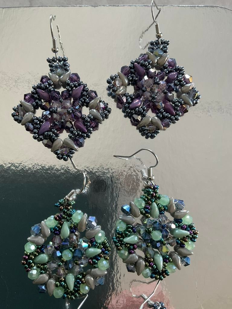 Oorbellen in diverse kleuren hand gemaakt, Sieraden, Tassen en Uiterlijk, Oorbellen, Overige materialen, Hangers, Overige kleuren